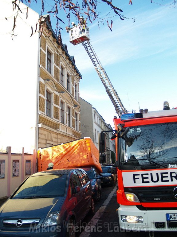 Einsatz Feuerwehr SEK Polizei Koeln Nippes Merheimerstr P055.JPG